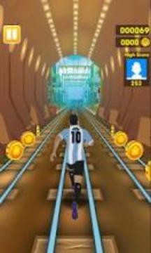 Subway Messi Juggling Run World - 3D Soccer Run游戏截图1