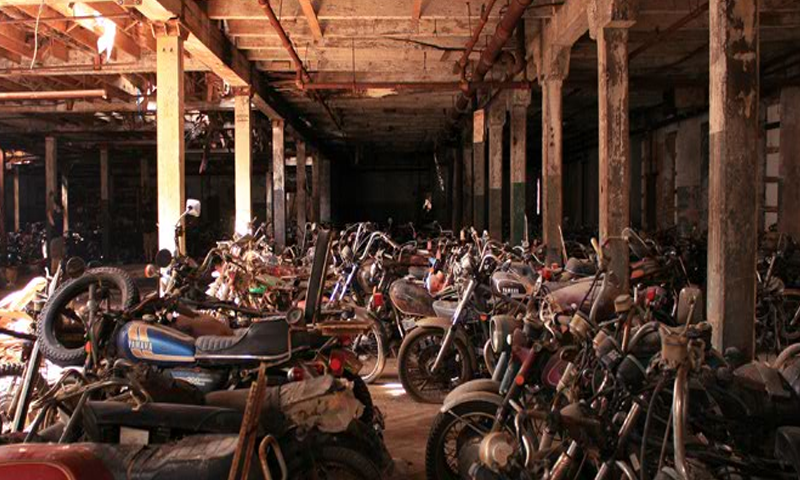 Motorcycle Graveyard Escape截图3